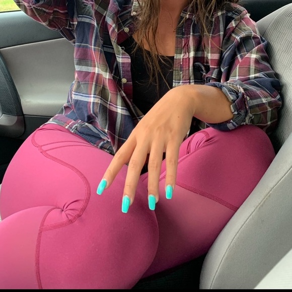 2/$25🟣Maroon Old Navy Leggings with mesh cutouts - Picture 5 of 6